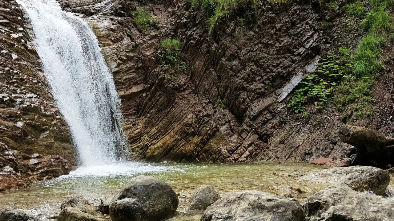 Wasserfall mit ruhigem Becken